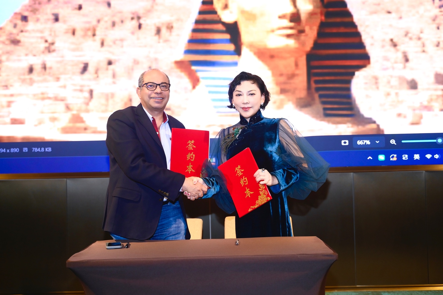 A person and person shaking hands

Description automatically generated