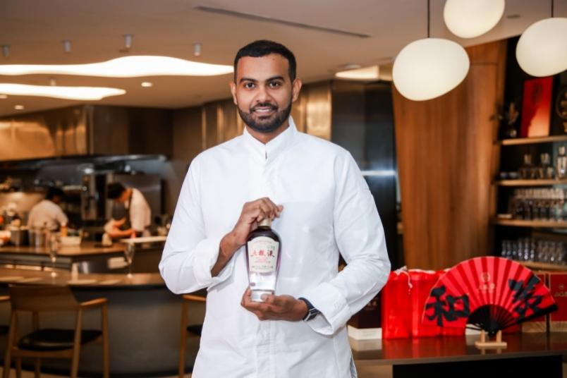 穿白色衣服的男人在厨房里

AI 生成的内容可能不正确。